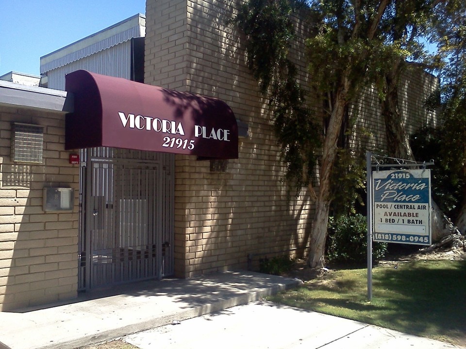 Victoria Place in Canoga Park, CA - Building Photo