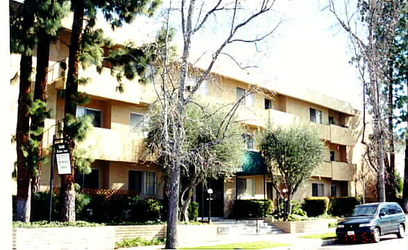 Woodland Towers in Woodland Hills, CA - Building Photo - Building Photo