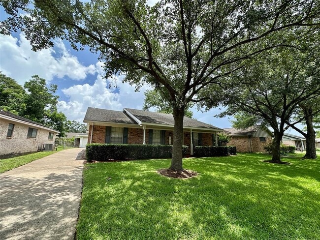 5818 Birchmont Dr in Houston, TX - Building Photo - Building Photo
