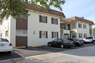 Kenwood Apartments in Miami, FL - Building Photo - Building Photo