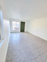 41 W Vince St in Ventura, CA - Foto de edificio - Building Photo