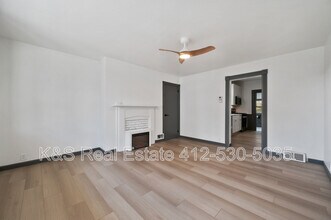 2104 Straubs Ln in Pittsburgh, PA - Building Photo - Building Photo
