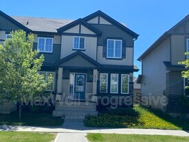 315 Desrochers Blvd SW in Edmonton, AB - Building Photo