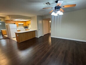 8410 Eldora Ave in Las Vegas, NV - Building Photo - Building Photo