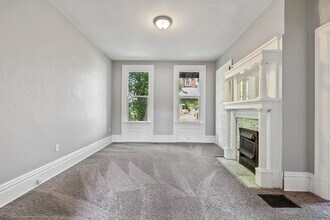 812 Ernie St in Pittsburgh, PA - Building Photo - Building Photo