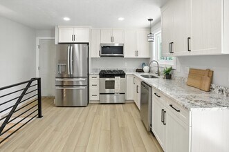 8558 Harvard Park Dr in Sandy, UT - Building Photo - Building Photo