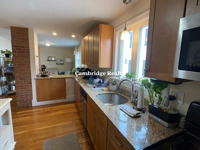 78 Ten Hills Rd, Unit 1 in Somerville, MA - Building Photo - Building Photo