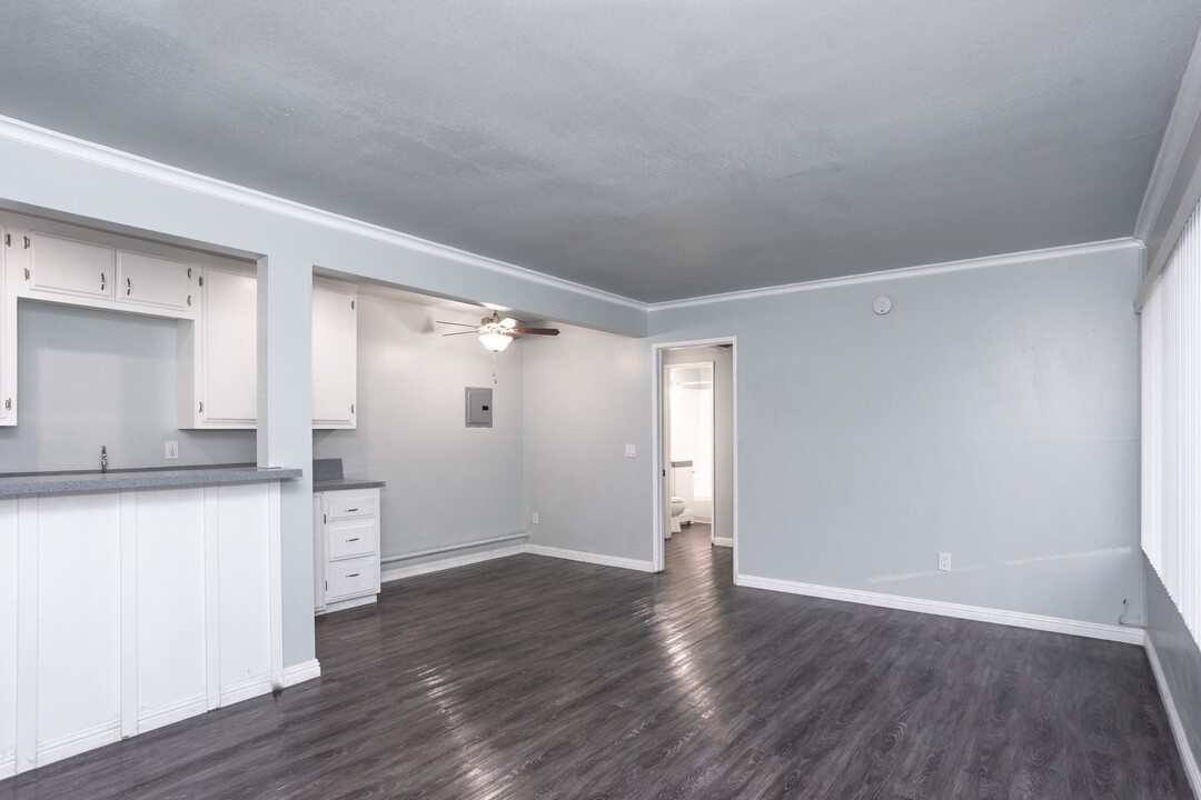 Holiday West Apartments in Westminster, CA - Building Photo