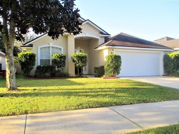 2372 Creekfront Dr in Green Cove Springs, FL - Foto de edificio