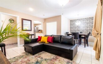 985 SW 10th St in Miami, FL - Building Photo