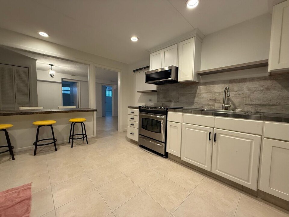 656 Manor Dr in Boynton Beach, FL - Building Photo