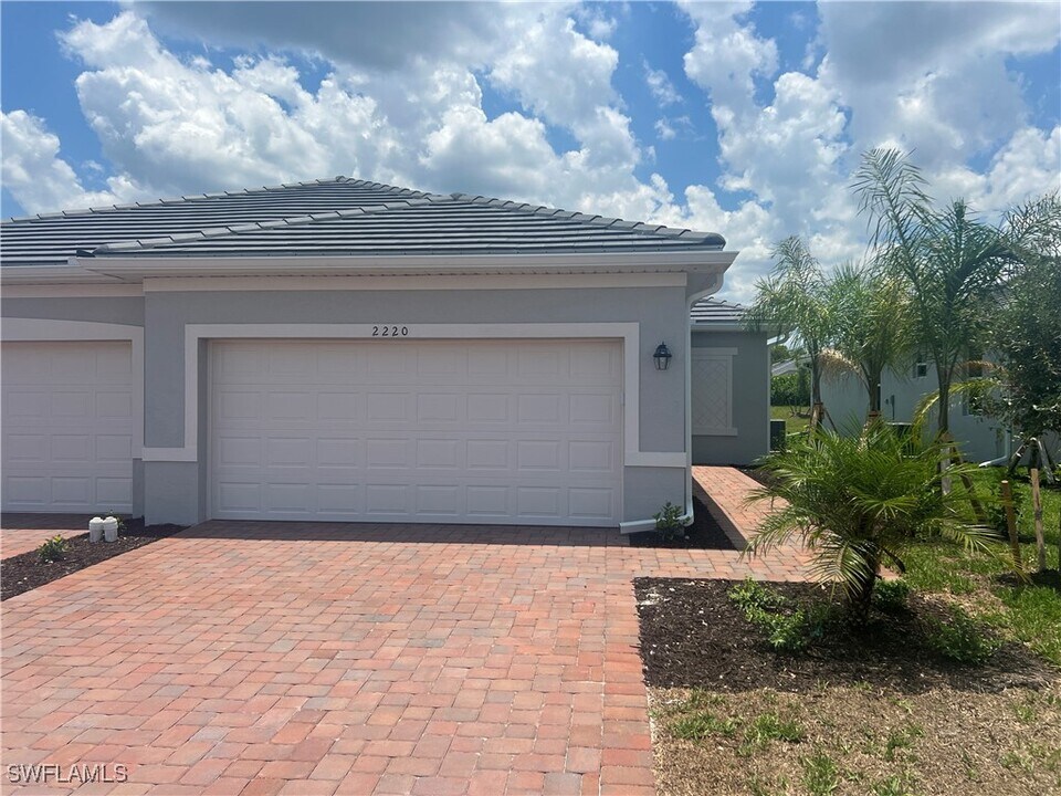 2220 Dragonfruit Wy in Naples, FL - Building Photo