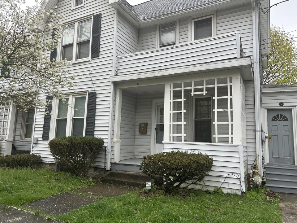 13 Walnut St, Unit #2 in Jamestown, NY - Building Photo