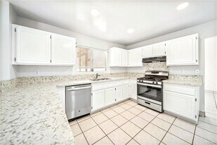 771 W Ave E in Lancaster, CA - Building Photo