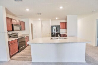 2352 SE Surrey Pl in Port St. Lucie, FL - Building Photo - Building Photo