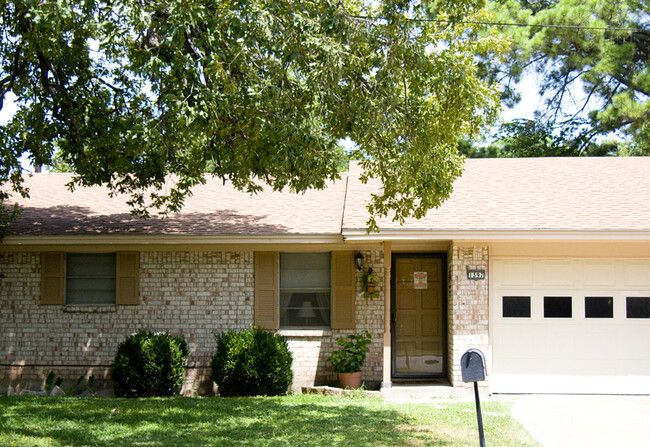 1397 N Lillian in Stephenville, TX - Foto de edificio - Building Photo