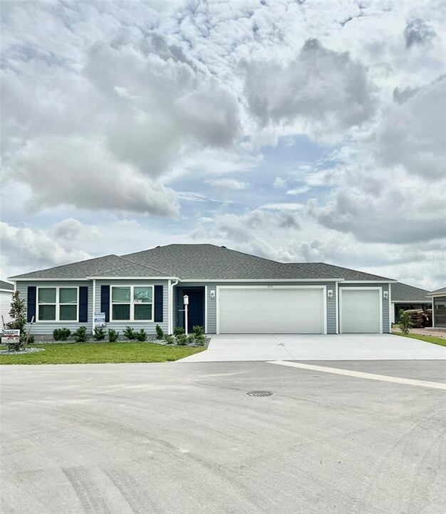 7571 BLACKTON Ave in Okahumpka, FL - Building Photo