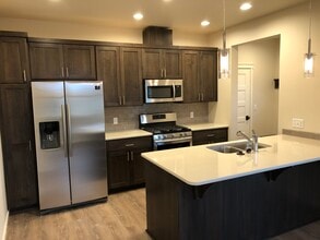 1220 Terre View NW Dr, Unit B in Pullman, WA - Foto de edificio - Building Photo