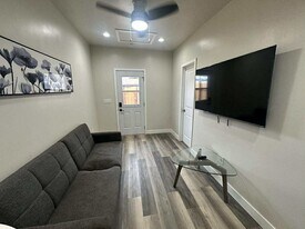 4762 Voltaire St in San Diego, CA - Building Photo