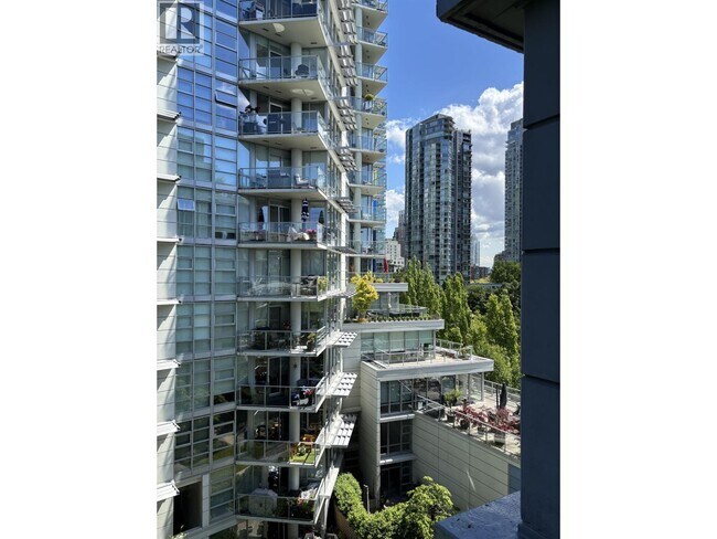 633 Kinghorne Mews in Vancouver, BC - Building Photo - Building Photo