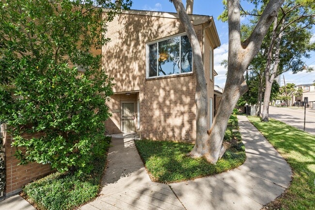 1928 Augusta Dr in Houston, TX - Building Photo - Building Photo