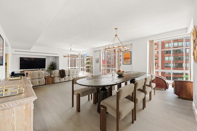 200 E 95th St in New York, NY - Building Photo - Building Photo