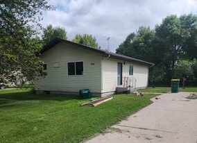 563 4th St SE in Mayville, ND - Building Photo