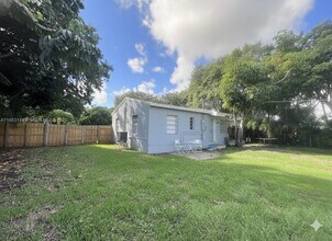 1385 NE 129th St in North Miami, FL - Building Photo - Building Photo