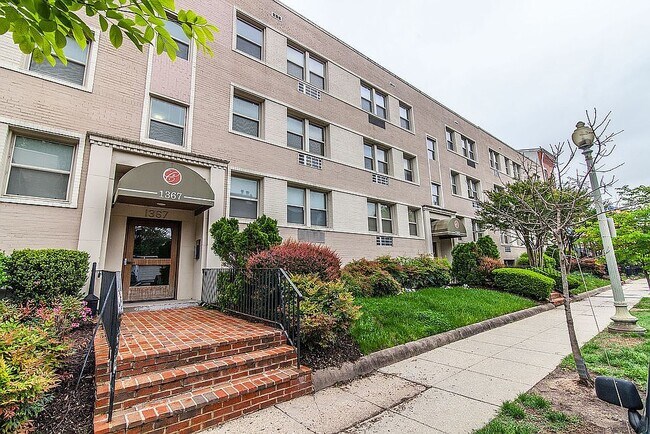 property at 1367 K St SE