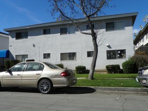 541-561 E Pleasant St in Long Beach, CA - Building Photo - Building Photo