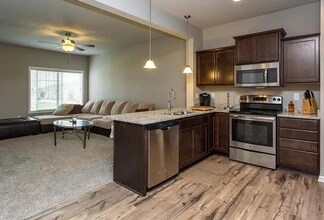 132 Cambridge Dr in West Des Moines, IA - Building Photo - Building Photo