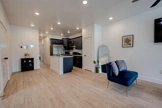 5122 Southwind St, Unit A in Houston, TX - Foto de edificio - Building Photo