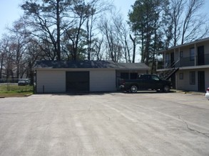 Manor Apartments in Houston, TX - Building Photo - Building Photo