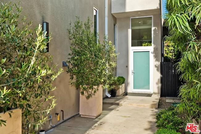 614 Westmount Dr in West Hollywood, CA - Building Photo - Building Photo