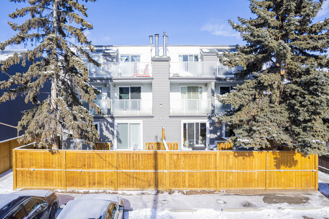 2027 34 Av SW in Calgary, AB - Building Photo - Primary Photo