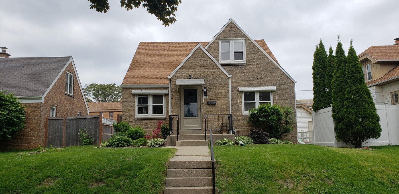 2331 S 59th St in West Allis, WI - Building Photo