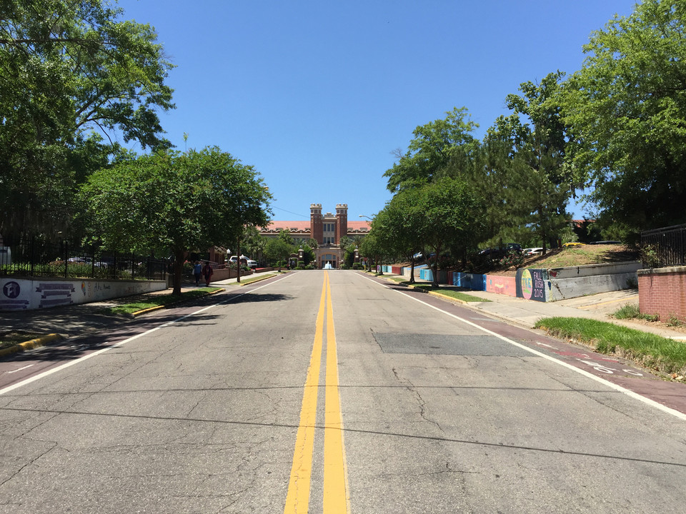 520 W College Ave in Tallahassee, FL - Foto de edificio