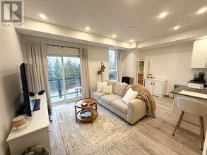 24 Lytham Grn Cir in Newmarket, ON - Building Photo - Building Photo