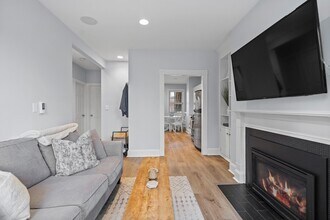 41 Swallow St, Unit 2 in Boston, MA - Foto de edificio - Building Photo