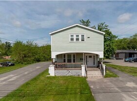 552 Riverside Dr, Unit 2 bedroom apartment #A in Augusta, ME - Building Photo