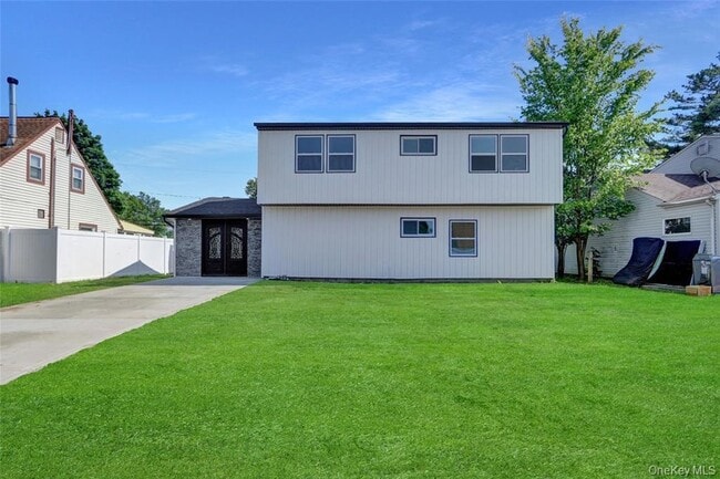 12 Woodcock Ln in Levittown, NY - Building Photo - Building Photo