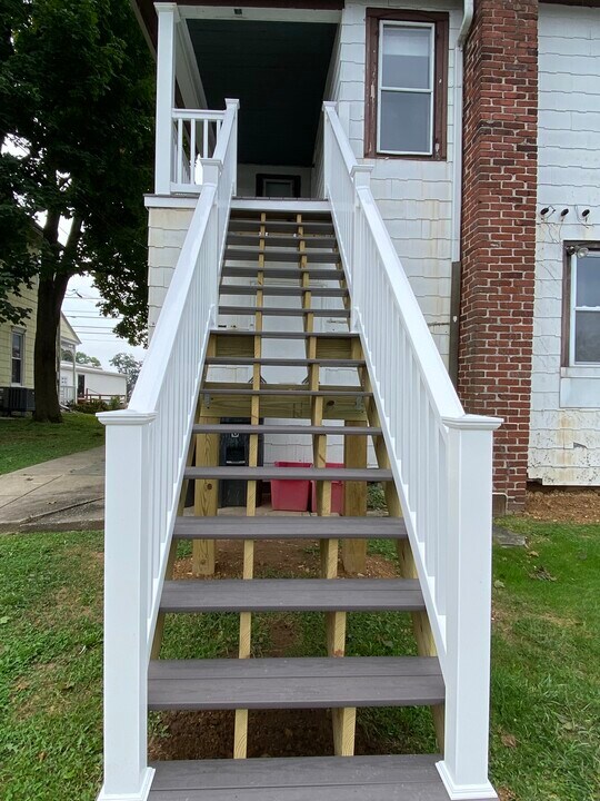 637 Main St, Unit Apt B in Akron, PA - Foto de edificio