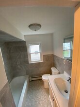 69 S Harrison Ave, Unit A in Iselin, NJ - Foto de edificio - Building Photo