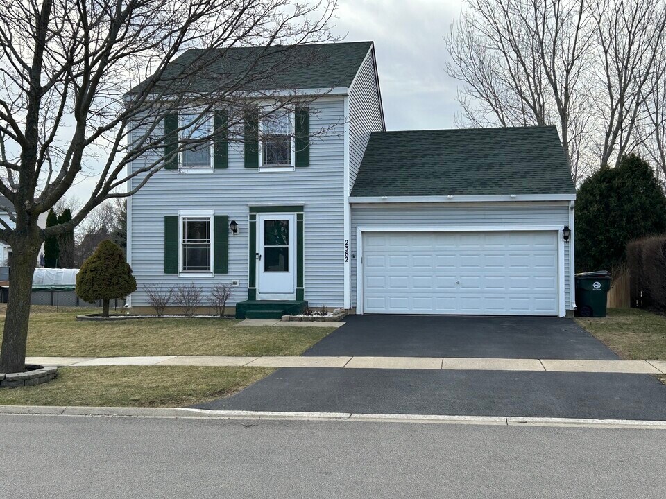 2382 N Quaker Hollow Ln in Round Lake Beach, IL - Building Photo