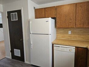 215 N 400 W in Ferron, UT - Foto de edificio - Building Photo