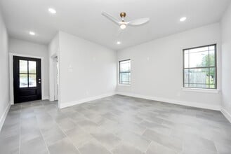 1110 E Main St in La Porte, TX - Foto de edificio - Building Photo