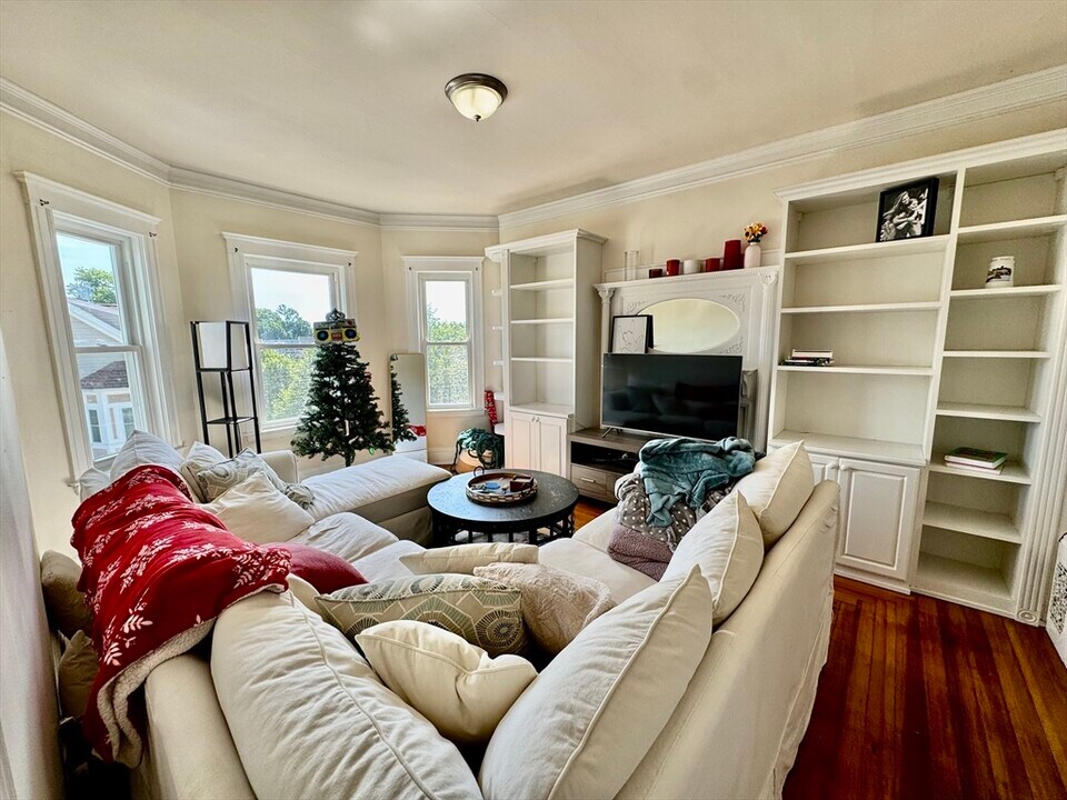 11 Wainwright St in Boston, MA - Building Photo