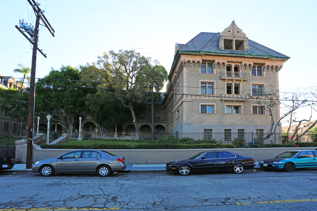 Clark Residence in Los Angeles, CA - Foto de edificio - Building Photo