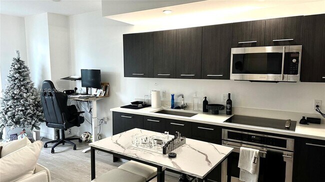 55 SW 9th St in Miami, FL - Building Photo - Building Photo