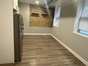 1369 W Greenleaf Ave in Chicago, IL - Building Photo - Building Photo